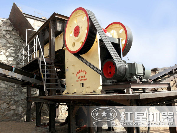 顎式破碎機環(huán)保加工現(xiàn)場