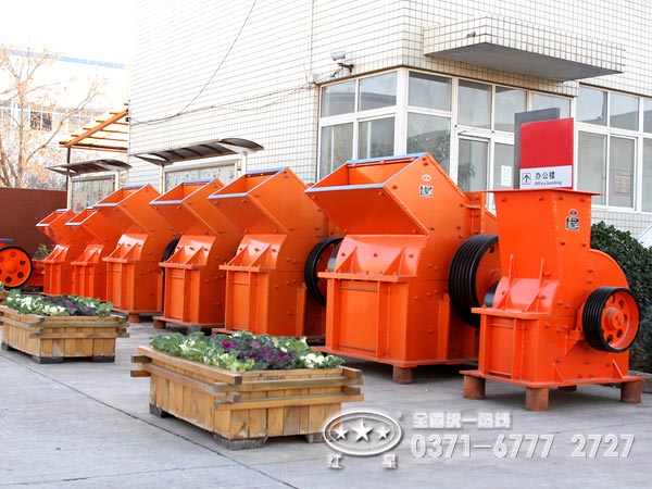 河南紅星小型錘式破碎機廠家廠區(qū)一角