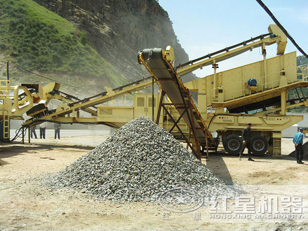 工作中的移動(dòng)式破碎機(jī)