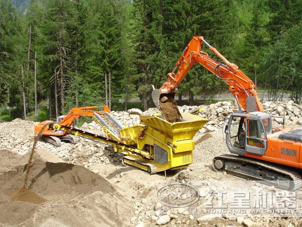 花崗巖移動(dòng)破碎站加工現(xiàn)場(chǎng)