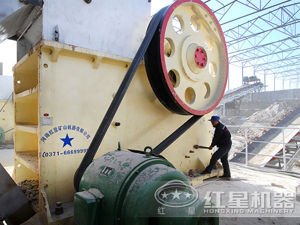 顎式破碎機(jī)檢修現(xiàn)場(chǎng)