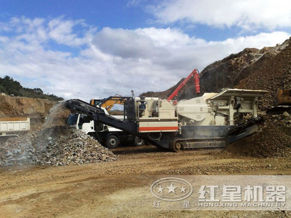 移動(dòng)式軋石機(jī)加工現(xiàn)場實(shí)拍圖
