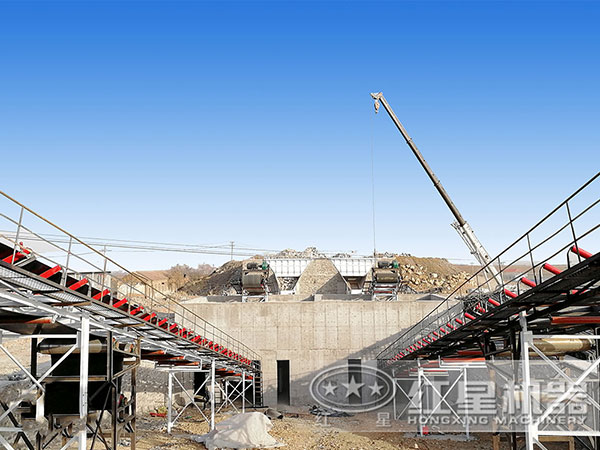 “塵土飛揚(yáng)”變身“山青水綠”，高性能的顎式破碎機(jī)助礦山采石場(chǎng)逆襲