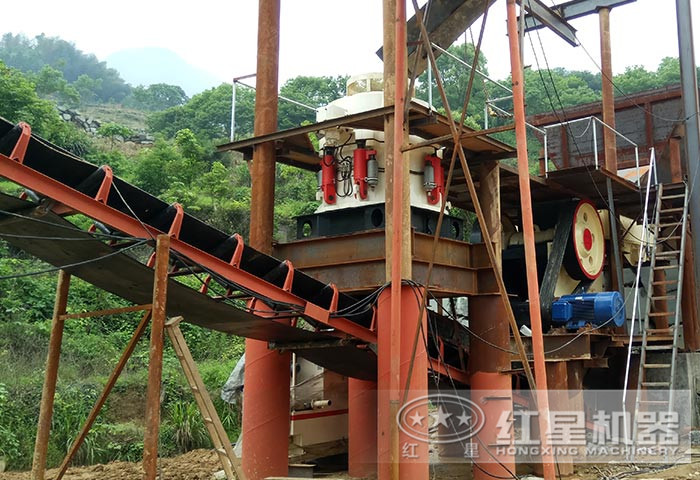 顎式破碎機生產現(xiàn)場