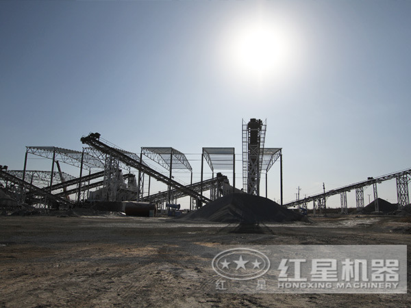“灰色”礦山的“綠色名片”—環(huán)保移動(dòng)鄂式破碎站_碎石機(jī)