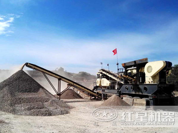 300噸移動(dòng)式顎式破碎機(jī)加工現(xiàn)場