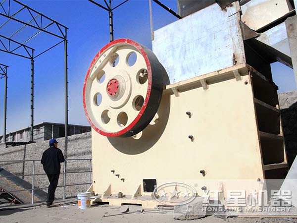 到砂石場感受大型超細(xì)碎顎式破碎機的“熱情洋溢”