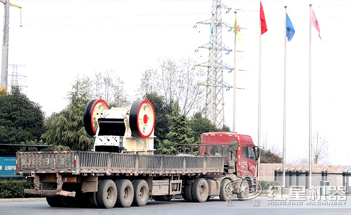 大型石頭顎式破碎機發(fā)貨中