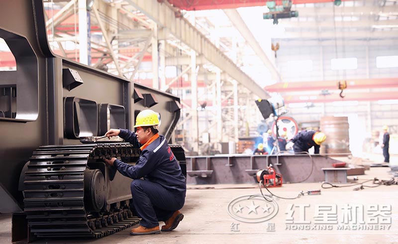 破碎機(jī)車間工人作業(yè)