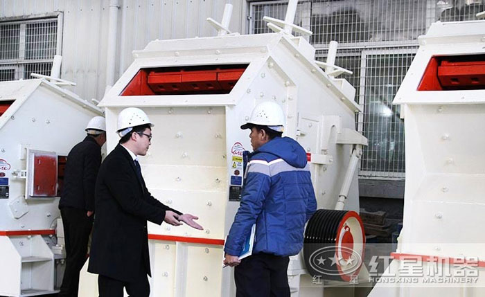 客戶參觀反擊式破碎機(jī)