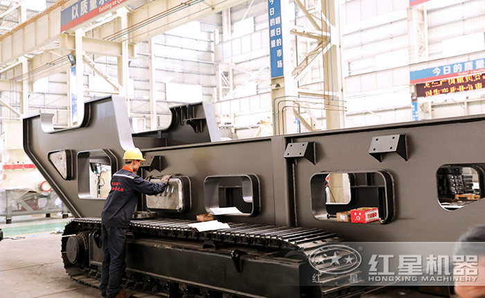 中小型建筑垃圾粉碎機生產(chǎn)車間