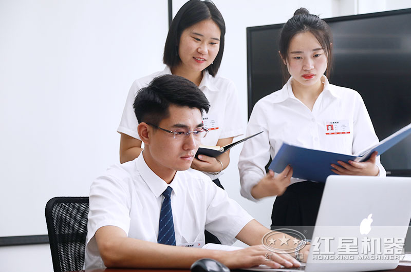 紅星技術(shù)人員為客戶介紹生產(chǎn)方案