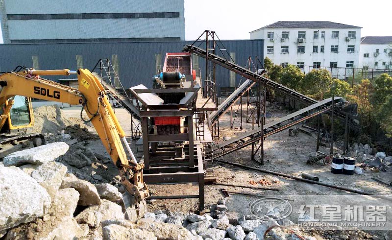 每小時(shí)200T的履帶移動(dòng)式建筑廢料破碎機(jī)