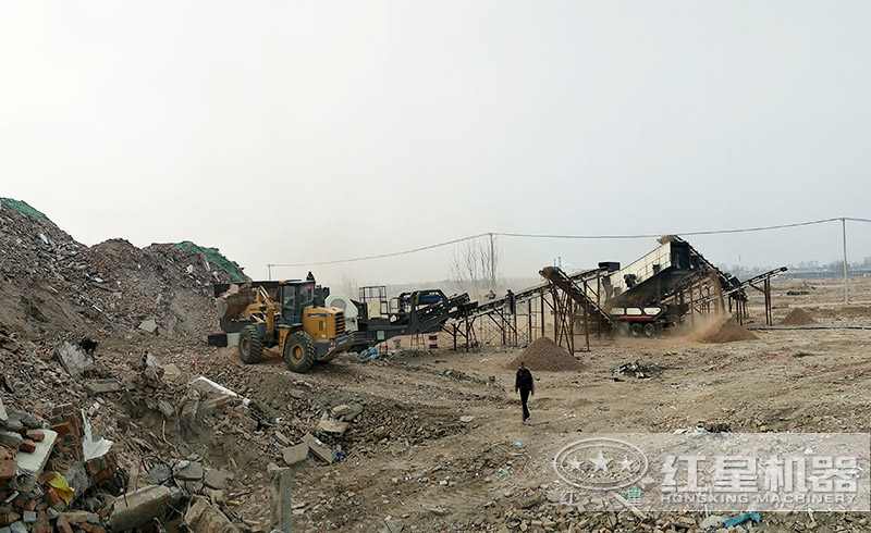 建筑垃圾廢物粉碎用什么設(shè)備？流動碎石機輕松搞定