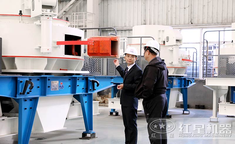 技術(shù)人員為客戶講解HVI制砂機