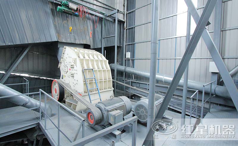 重型錘式巖石破碎機(jī)—“勢如破竹”型綠色巖石破碎機(jī)設(shè)備