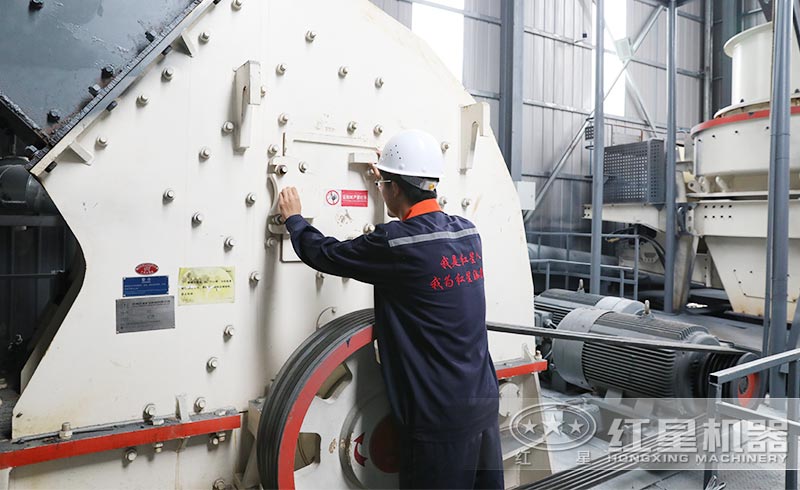 重型錘式巖石破碎機(jī)—“勢如破竹”型綠色巖石破碎機(jī)設(shè)備