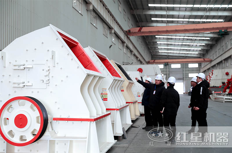 客戶參觀錘式破碎機(jī)