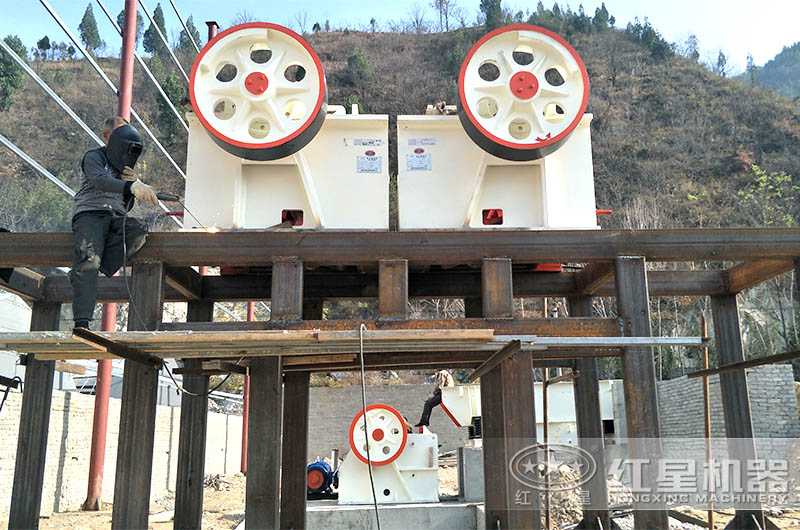 顎式碎石機(jī)客戶現(xiàn)場(chǎng)