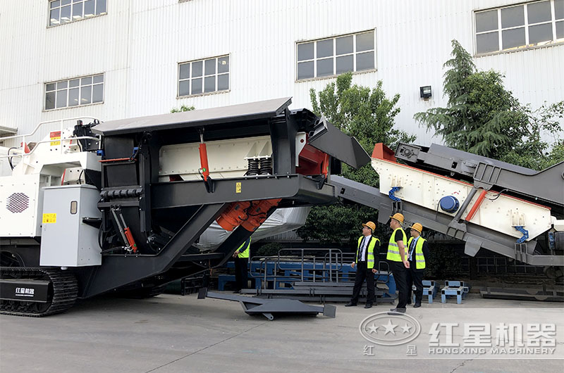 客戶(hù)參觀顎式破碎機(jī)中